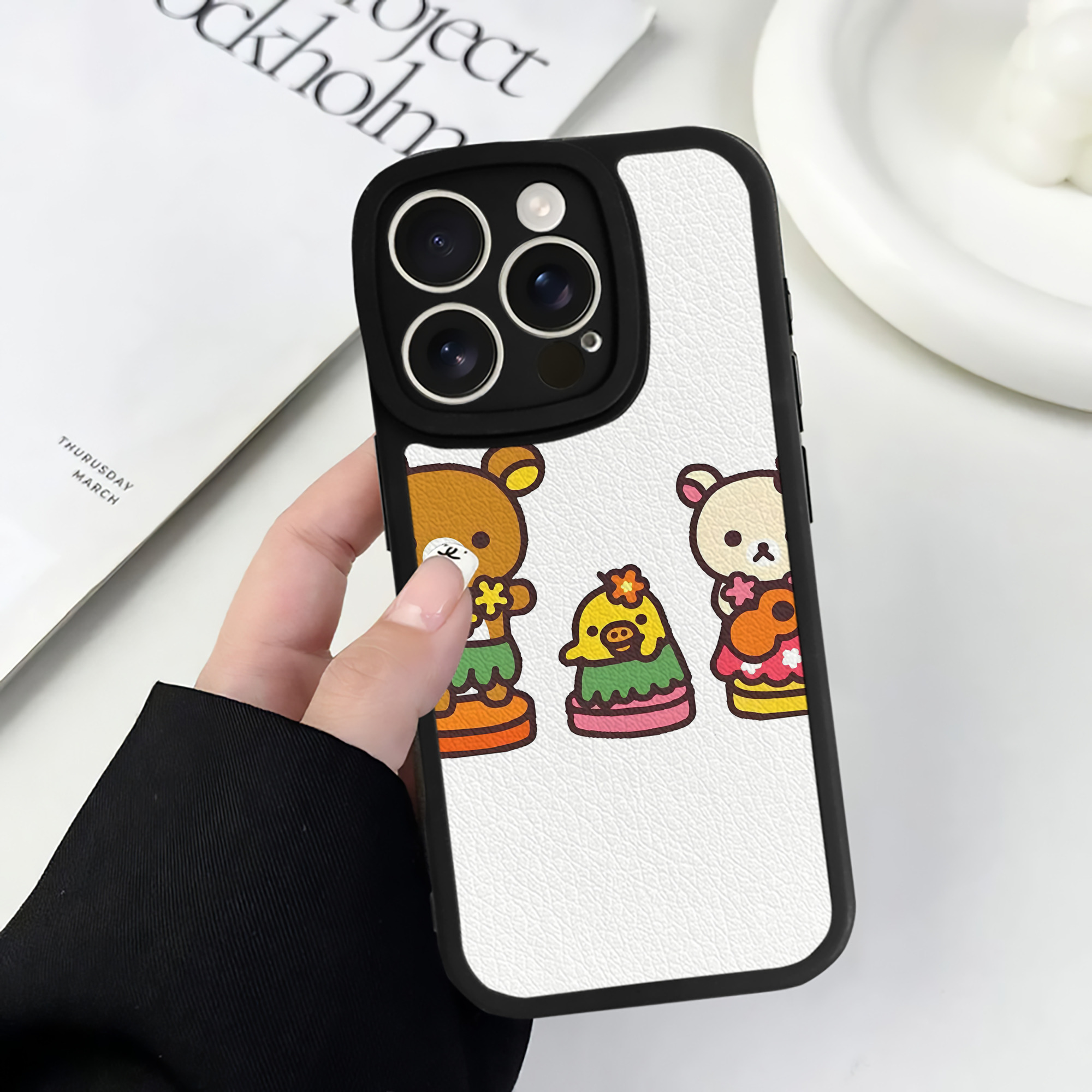 （画像用） リラックマ リラックマ キイロイトリ Rilakkuma Korilakkuma Kiiroitori 【iPhone 16シリーズ対応】シリコンスマホケース（レザー調） 材質：シリコン